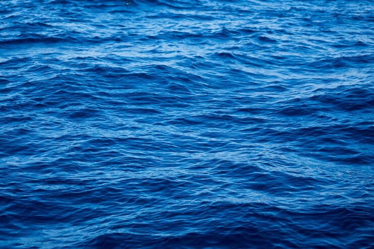 Blaues Wasser kräuselt sich leicht.