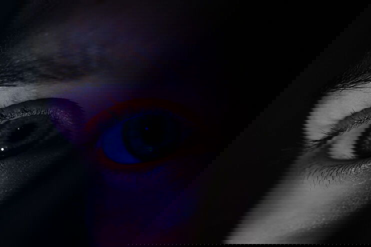 Ein Auge im Schatten