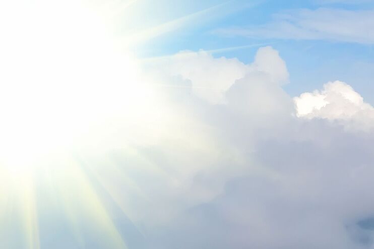 Ein Wolkenhimmel mit Sonnenstrahlen.
