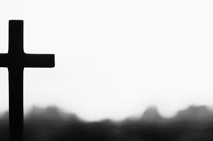 Ein schwarzweiß Bild von einem Kreuz.