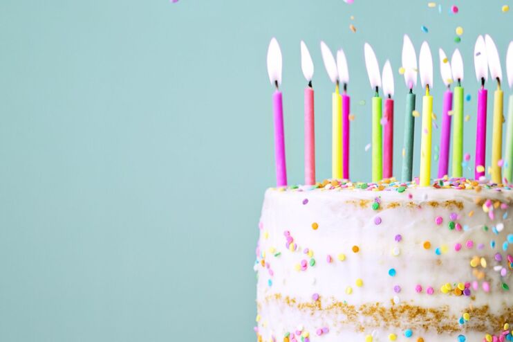 Ein Kuchen mit bunten Kerzen.