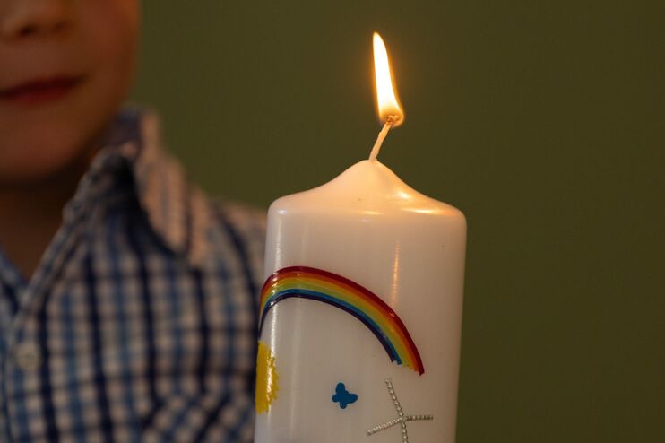 Ein Kind mit einer Kerze.