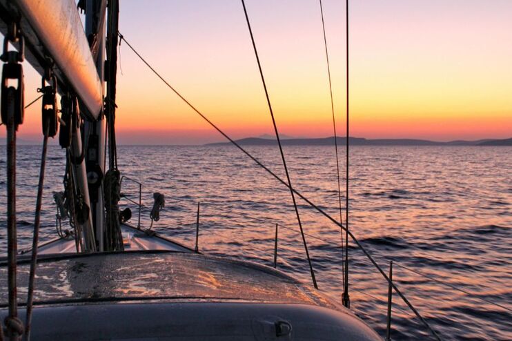 Blick von einem Segelboot Richtung Sonnenuntergang