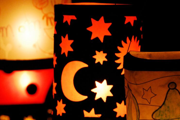 Drei Laternen leuchten.