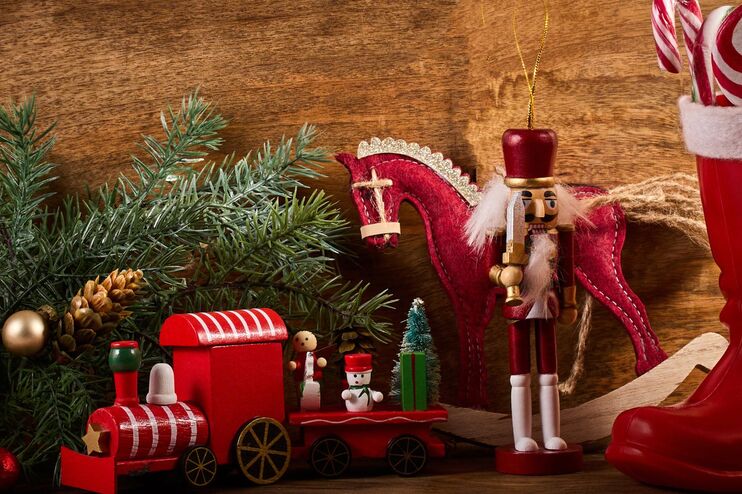 Ein gefüllter Stiefel, Tannenzweige und Weihnachtsdekoration.