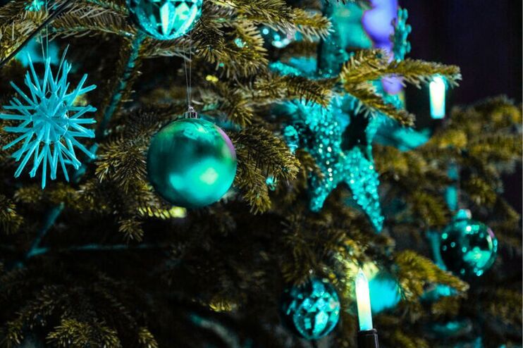 Ein türkis geschmückter Weihnachtsbaum.