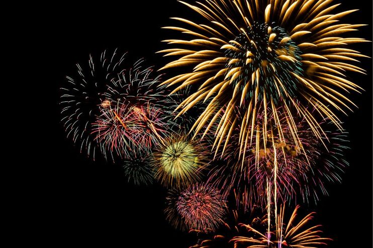 Ein buntes Feuerwerk am dunklen Himmel.