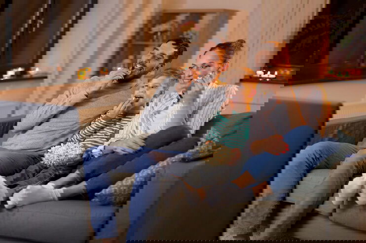 Eine Familie schaut gemeinsam Fernsehen.