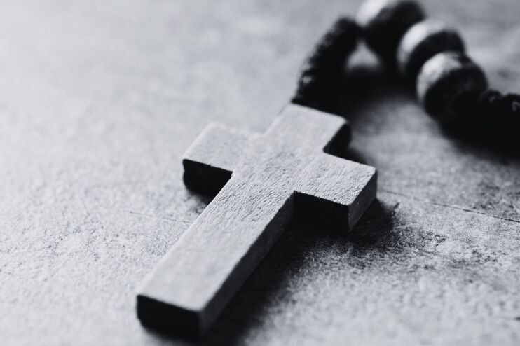 Ein schwarzweißes Bild von einem Kruzifix.