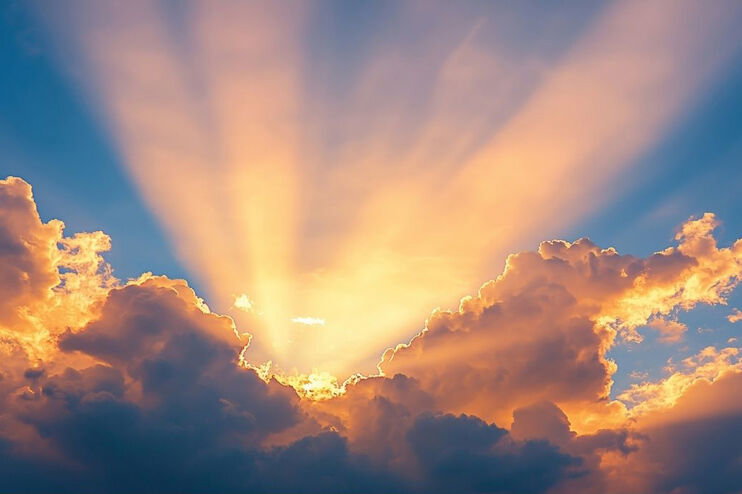 Die Sonne bricht durch Wolken am Himmel