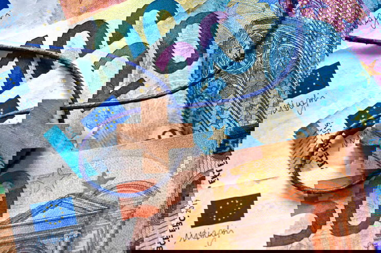 Geld_Kreuz_Symbolbild