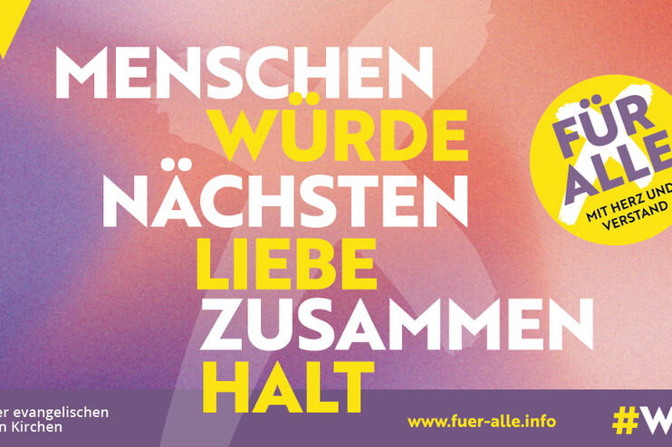 Banner der Demokratiekampagne der Landeskirche. Die Aufschrift lautet "Menschenwürde, Nächstenliebe, Zusammenhalt"