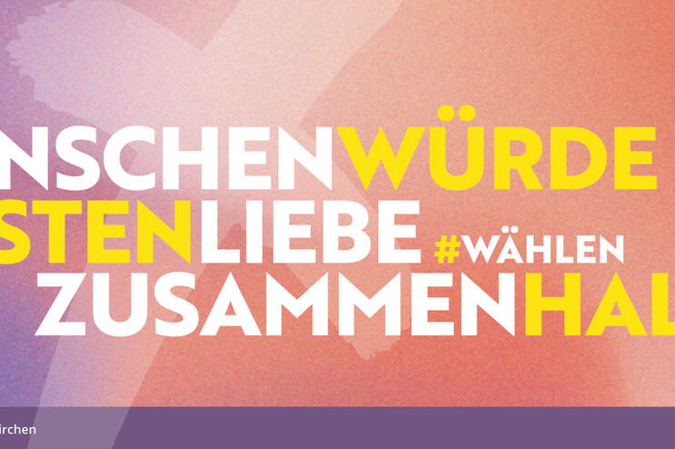Banner der Demokratiekampagne der Landeskirche. Die Aufschrift lautet "Menschenwürde, Nächstenliebe, Zusammenhalt"