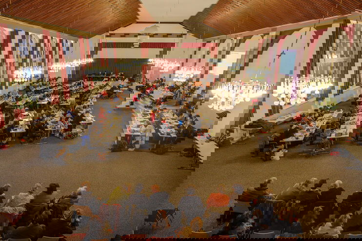 Mehrere Personen in einem Sitzungssaal