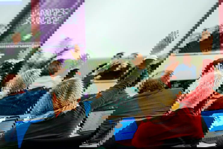 Das Plenum mit den Sydonalen stimmt ab.