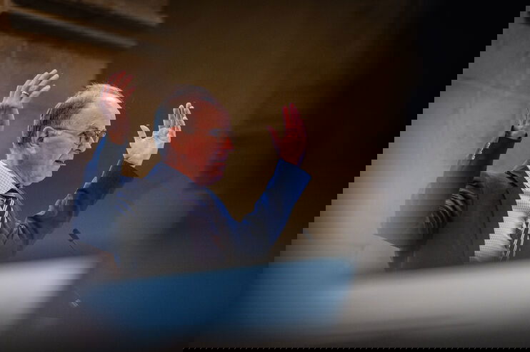 Eine Person erhebt beide Arme