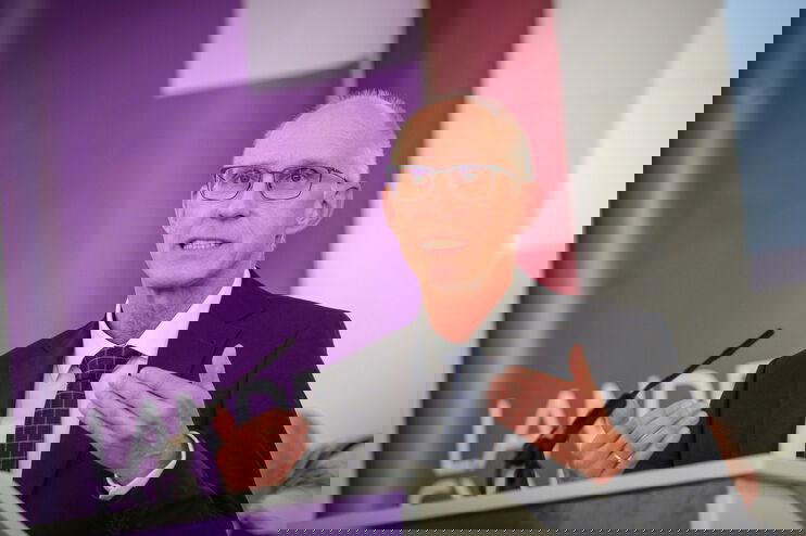 Eine männlich lesbare Person am Rednerpult