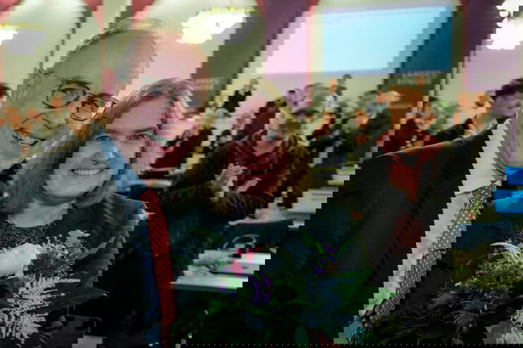 Zwei Personen schauen in die Kamera