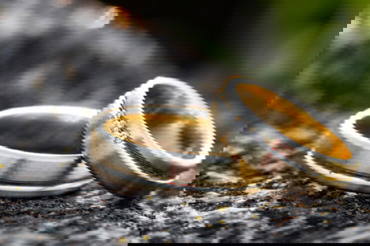 Ringe liegen draußen auf einem Stein