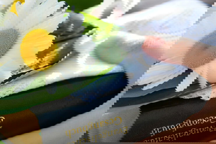 Konfirmandin mit Gesangbuch