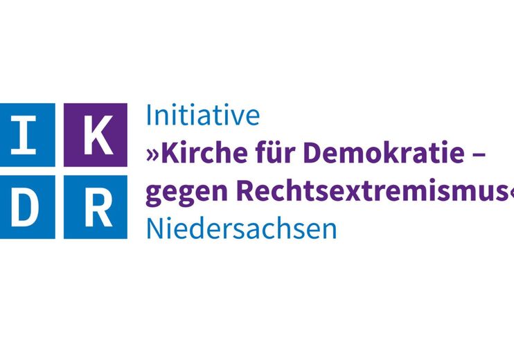 auf weißem Grund stehen in blauen Kästen die Buchstaben: IKDR - daneben steht: Initiative Kirche für Demokratie - gegen Rechtsextremismus