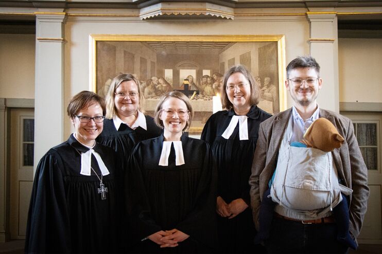Regionalbischöfin Dr. Adelheid Ruck-Schröder (v.l.), Kirchenvorsteherin Susanne von Issendorf (Stade), Pastorin Viktoria Kratochwill, Pastorin Claudia Brandy (Stade) und Pastor Martin Kratochwill – mit Tochter Marlene – freuen sich über die Ordination.