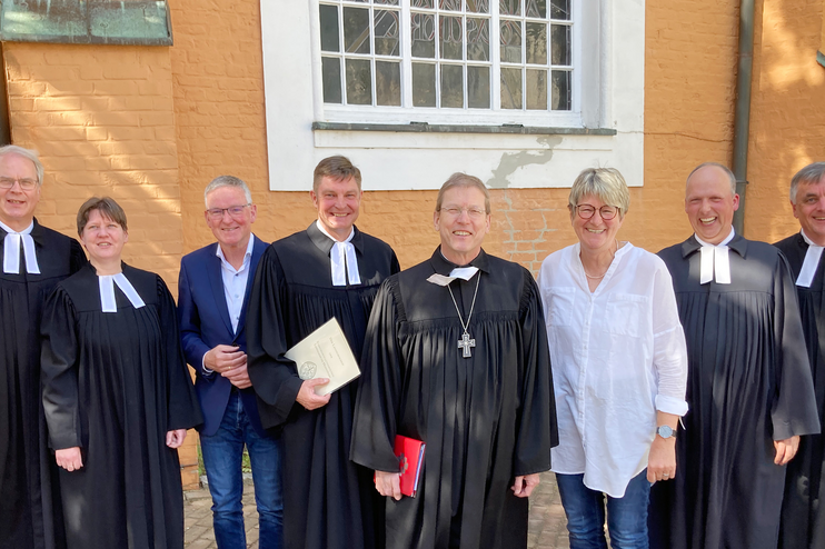 Freuen sich über die Neubesetzung (von links): Pastor Gerhard Schäfer, Pastorin Esther Ockuhn, Thomas Schuster, Carsten Stock, Regionalbischof Hans-Christian Brandy, Ulrike Bosselmann, Pastor Markus Stamme und Pastor Manfred Thoden.