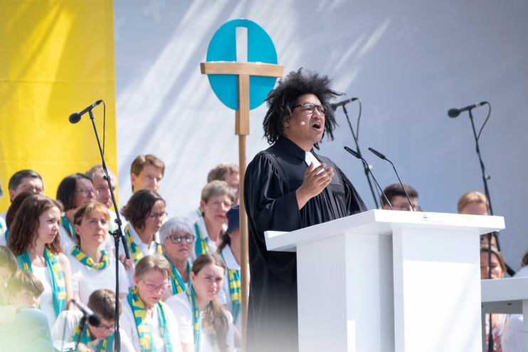 Der Wiesmoorer Pastor Quinton Ceasar predigt beim Schlussgottesdienst auf dem Hauptmarkt beim 38. Evangelischen Kirchentag in Nürnberg.