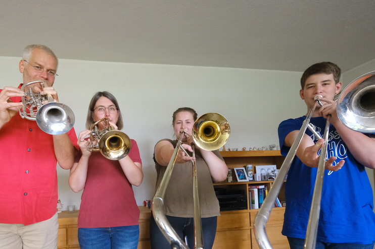 Familie Schroetke aus Barienrode bei Hildesheim spielt Posaune und Trompete im Posaunenchor St. Michael Hildesheim (von links): Ronald, Anke, Hanna und Jonas Schroetke. Foto: epd-bild/Harald Koch