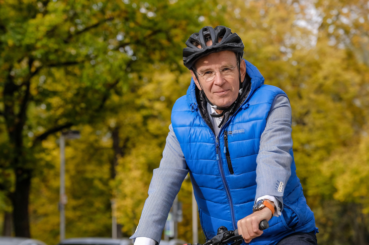 Landesbischof Ralf Meister radelt durch Hannover. Foto: epd-bild/Jens Schulze