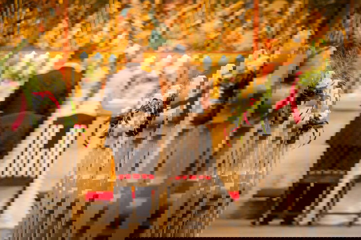 Ein Brautpaar vor einem Altar in einer Kirche