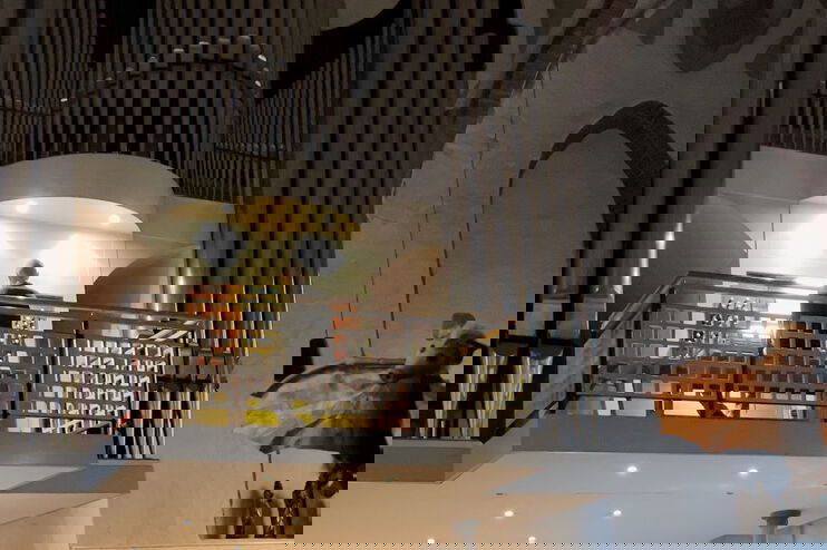 Auf einer Empore in einer Kirche spielt jemand an der Orgel.