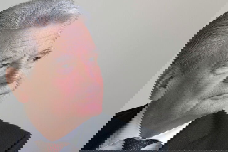 Ein älter Mann in schwarzem Anzug und mit grauen Haaren schaut nach rechts. Das Bild zeigt den früheren Bundespräsidenten Joachim Gauck.