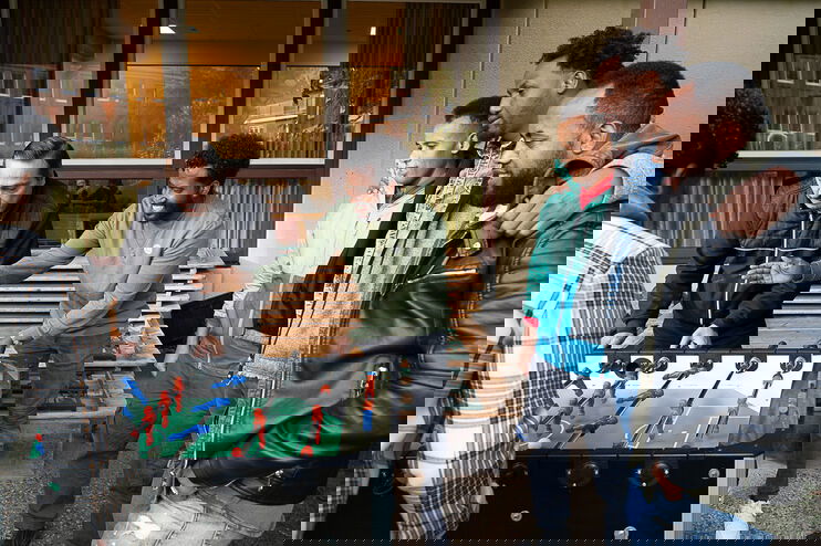 Mehrere Männer spielen Kicker.