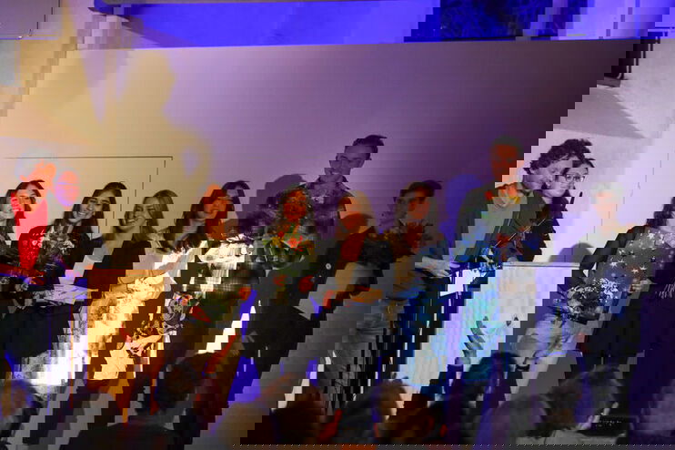 Mehrere junge Menschen freuen sich über einen Preis.