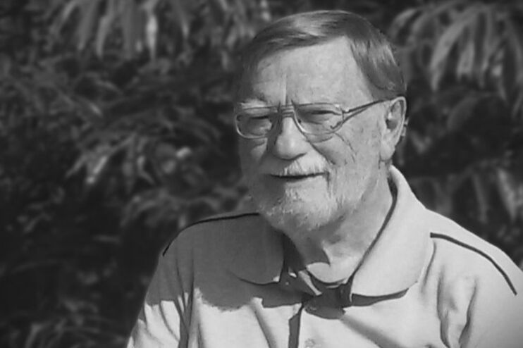 Portraitfoto eines älteren Mannes in schwarzweiß