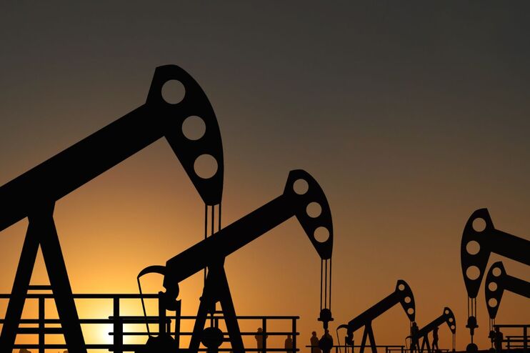 Ölpumpen vor einem dunkler werdenden Himmel