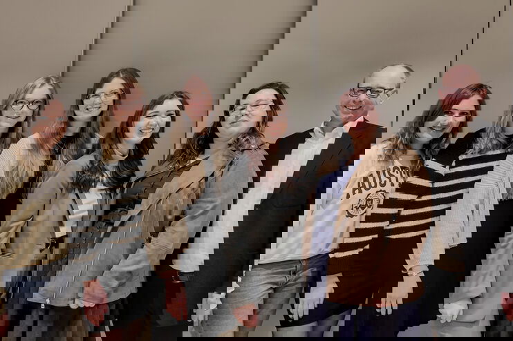 Mehrere Menschen stehen nebeneinander.