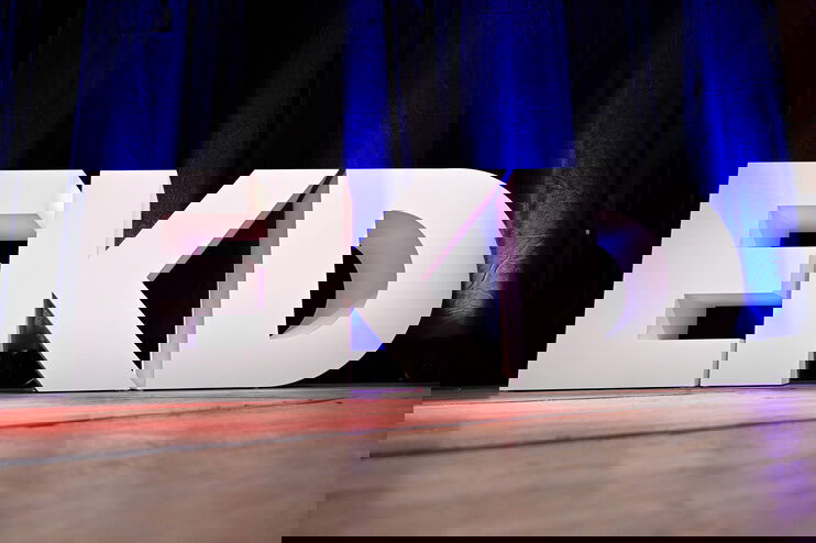 EKD-Logo auf einer Bühne.