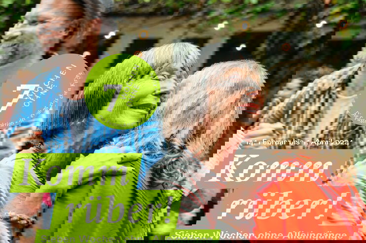 Zwei Frauen umarmen sich herzlich, links steht ein Mann mit grünem Hut und schlägt die Hand mit einem anderen zur Begrüßung zusammen. Darunter steht weiß auf grün: Komm rüber - 7 Wochen ohne Alleingänge