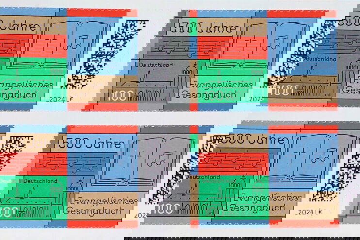 Ein Bogen der Sonderbriefmarke „500 Jahre Evangelisches Gesangbuch“.