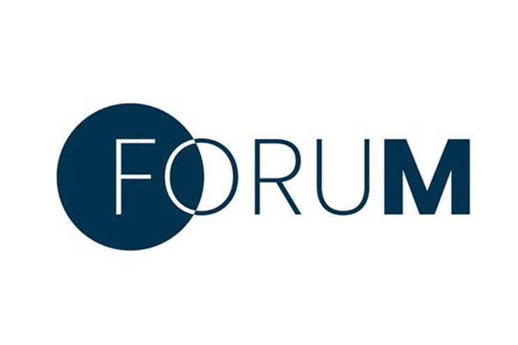 Auf weißem Grund steht in blau: FORUM. Um das F und das halbe O liegt ein dunkler Kreis, das M hinten ist gefettet.