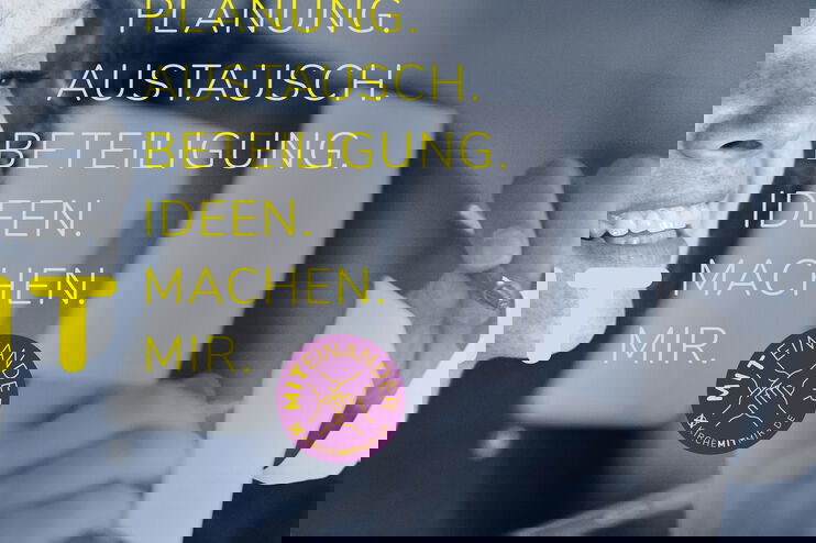 Eine Frau beschriftet Post-its.