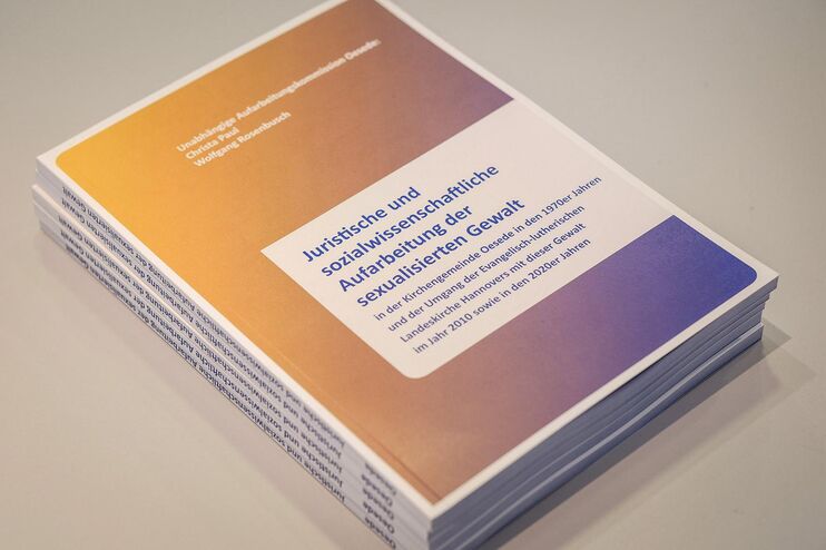 Ein gehefteter Bericht im Format DIN A4