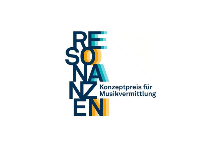 Das Wort "Resonanzen" ist vertical mit jeweils zwei Buchstaben nebeneinander geschrieben, die rechts stehenden haben jeweils gelbe oder blaue Schlieren. Neben dem Z steht "Konzeptpreis für Musikvermittlung"