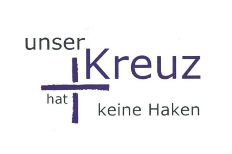 Auf weißem Grund ist ein lila Kreuz zu sehen. Ringsum steht in lila: unser kreuz hat keine haken