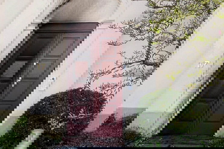 eine Tuer einer Synagoge. Sie ist von Brandspuren gezeichnet.