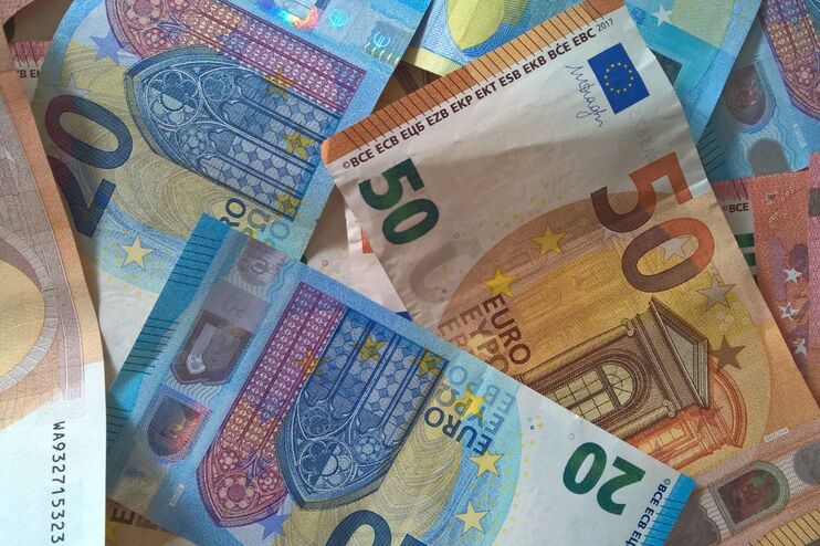 Blaue und gelbe und rote Euro-Scheine liegen durcheinander.