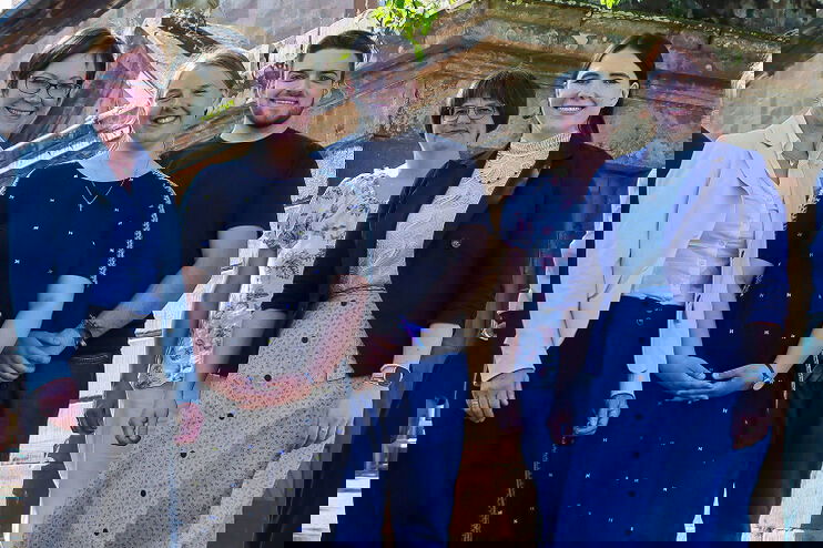 eine gruppe von menschen vor einer kirche