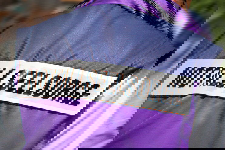 Eine lila Weste mit der Aufschrift Notfallseelsorge